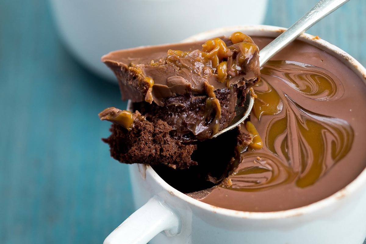 Potret mug cake dengan chocolate truffle