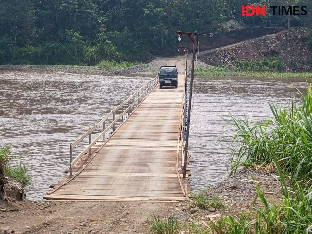 Jembatan apung di Sungai Progo untuk mempersingkat jarak waktu ke Yogyakarta.