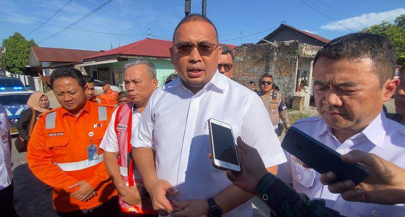 Andre Rosiade saat mengunjungi TKP kecelakaan (Foto: IDN Times/Halbert Caniago)