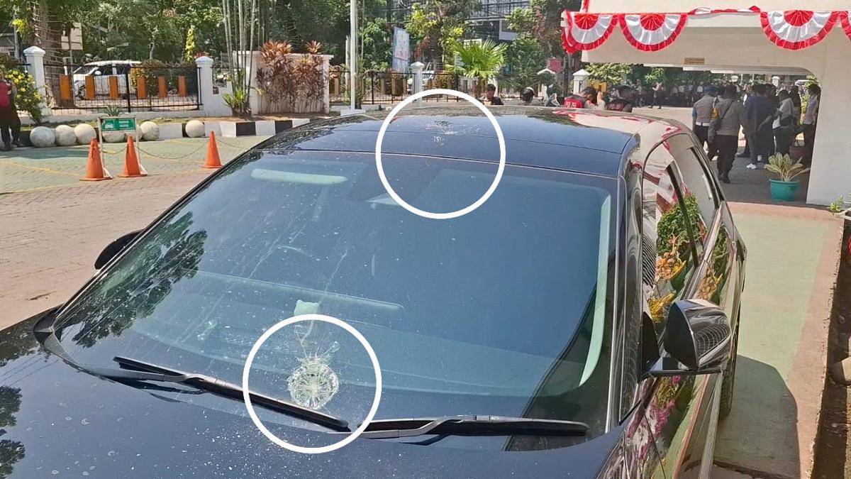 Mobil jadi sasaran dalam aksi demonstrasi yang berlangsung ricuh di Pengadilan Negeri Makassar, Kamis (21/8/2025). (IDN Times/Darsil Yahya)