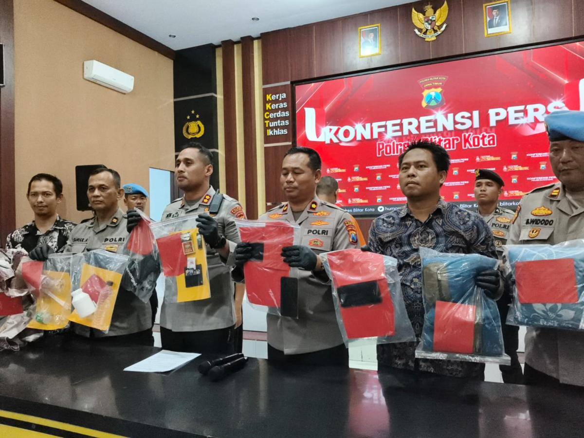Polisi menunjukkan barang bukti kasus pembunuhan. IDN Times/ istimewa