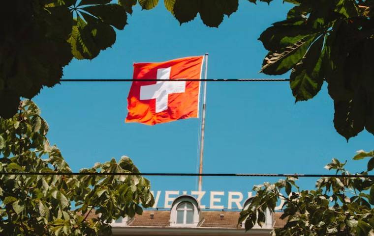 Bendera Swiss (unsplash.com/Ingrid Martinussen)