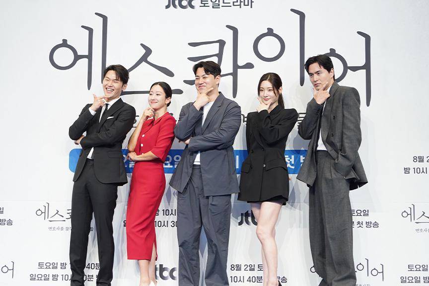 sutradara Kim Jae Hong bersama pemain drama Beyond the Bar (dok. JTBC/Beyond the Bar)
