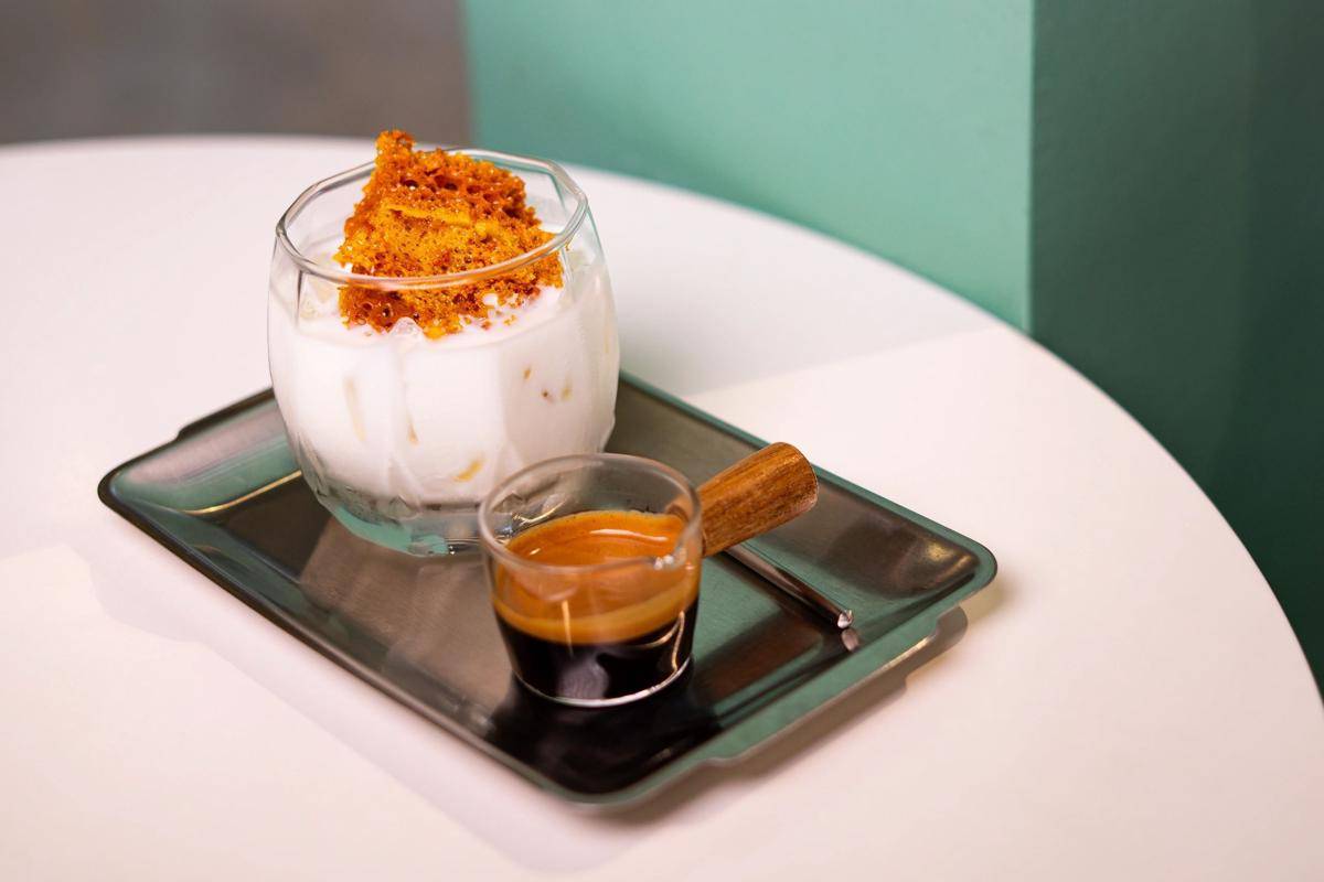 ilustrasi honeycomb latte