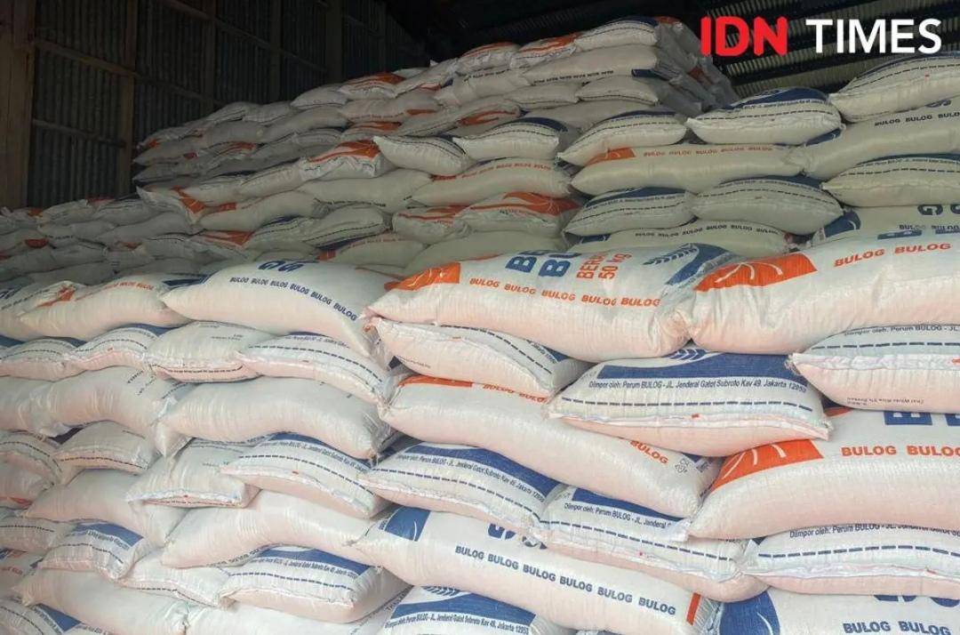 Ilustrasi stok beras di Gudang Bulog.(IDN Times/Vadhia Lidyana)