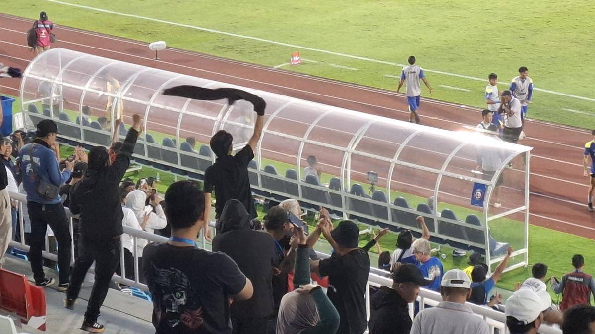 Aremania saat merayakan gol Dalberto ke gawang Bhayangkara FC. (IDN Times /Rizal Adhi Pratama)