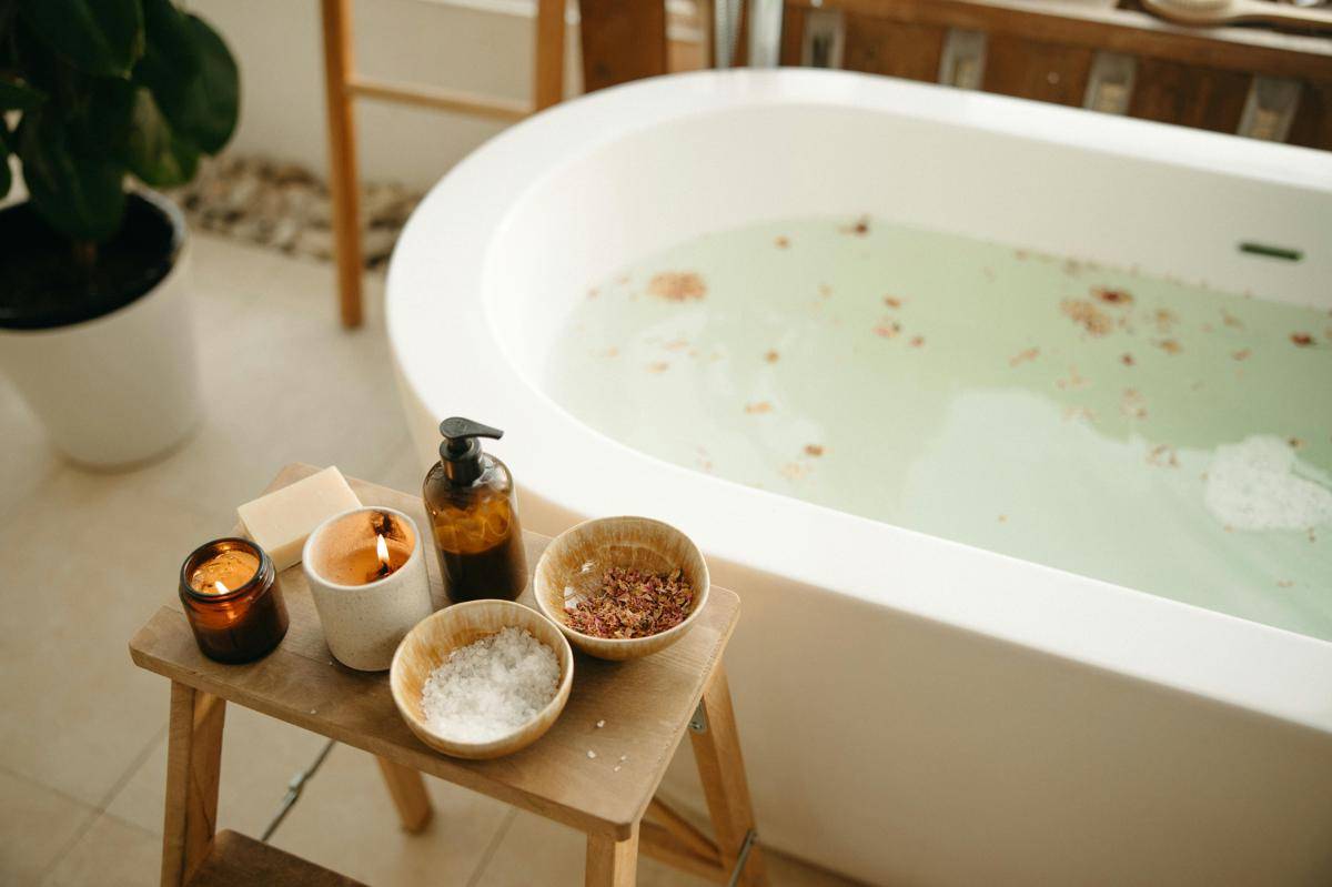 ilustrasi kamar mandi bernuansa spa modern (pexels.com/Yaroslav Shuraev)