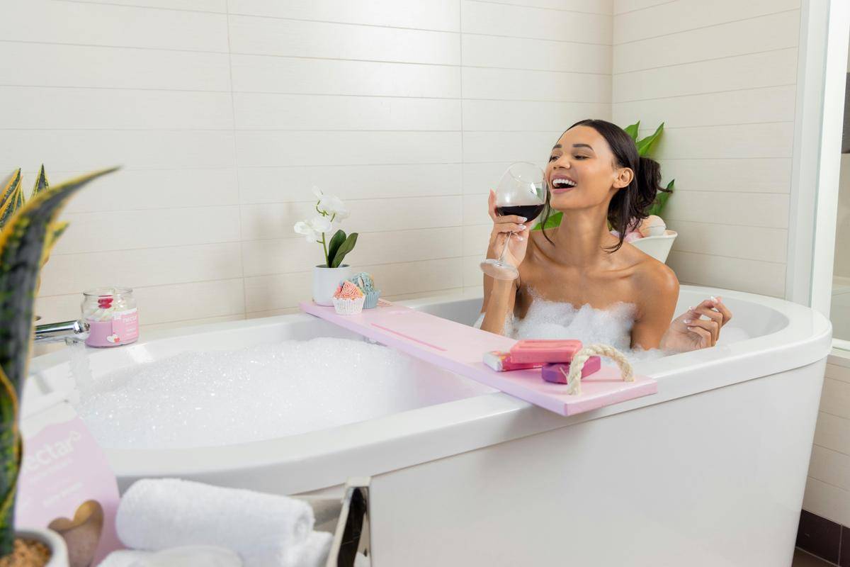 ilustrasi anggrek putih di kamar mandi (pexels.com/Nectar Bath Treats)