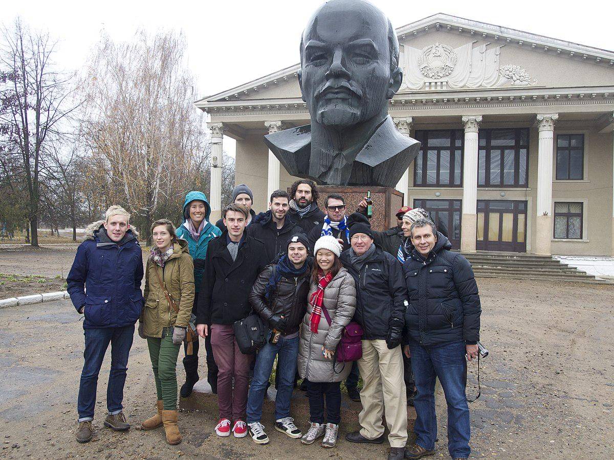 Sekelompok wisatawan sedang berfoto di depan patung dada Vladimir Lenin di Chitcani. (commons.wikimedia.org/Clay Gilliland)