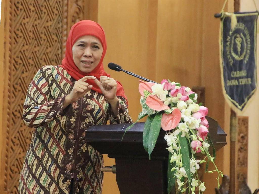 Khofifah Jadi Sorotan: Dari Krisis Campak hingga Viral #JatimBaikBaikSaja