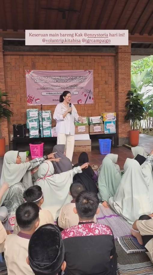 Enzy Storia 17-an Bersama Anak Panti Asuhan (Instagram.com/enzystoria)