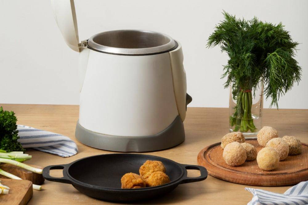 ilustrasi menggoreng ayam di air fryer