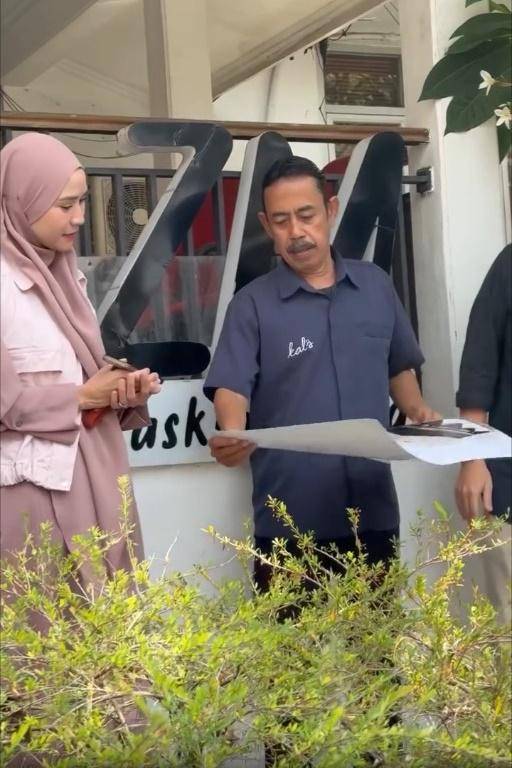 Zaskia Mecca hadiahkan umrah untuk satpam kantor