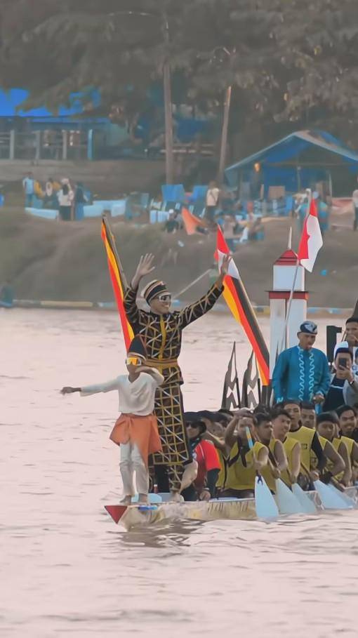 Aisar Khaled Ikut Festival Pacu Jalur (Instagram.com/aisar_khaledd)
