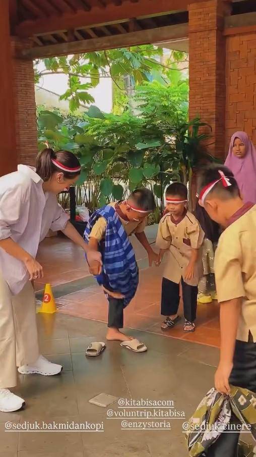 Enzy Storia 17-an Bersama Anak Panti Asuhan (Instagram.com/enzystoria)
