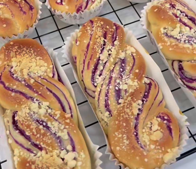 Roti manis ubi ungu (instagram.com/@meina83)