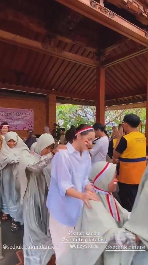 Enzy Storia 17-an Bersama Anak Panti Asuhan (Instagram.com/enzystoria)