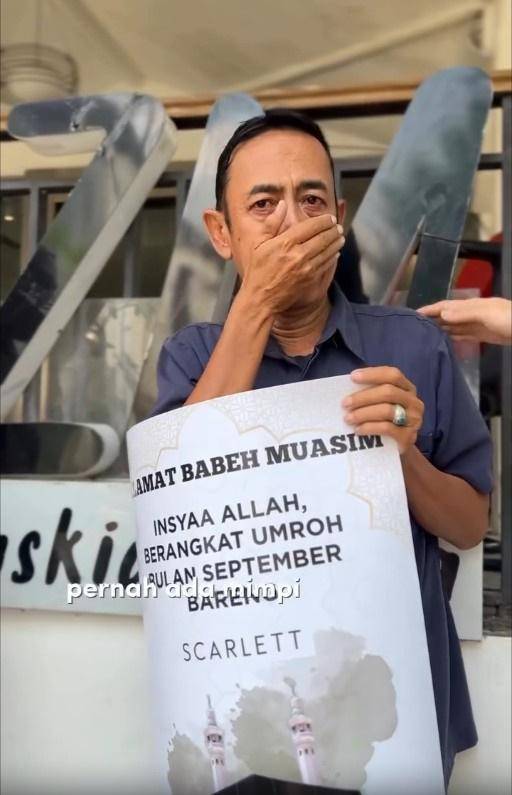 Zaskia Mecca hadiahkan umrah untuk satpam kantor