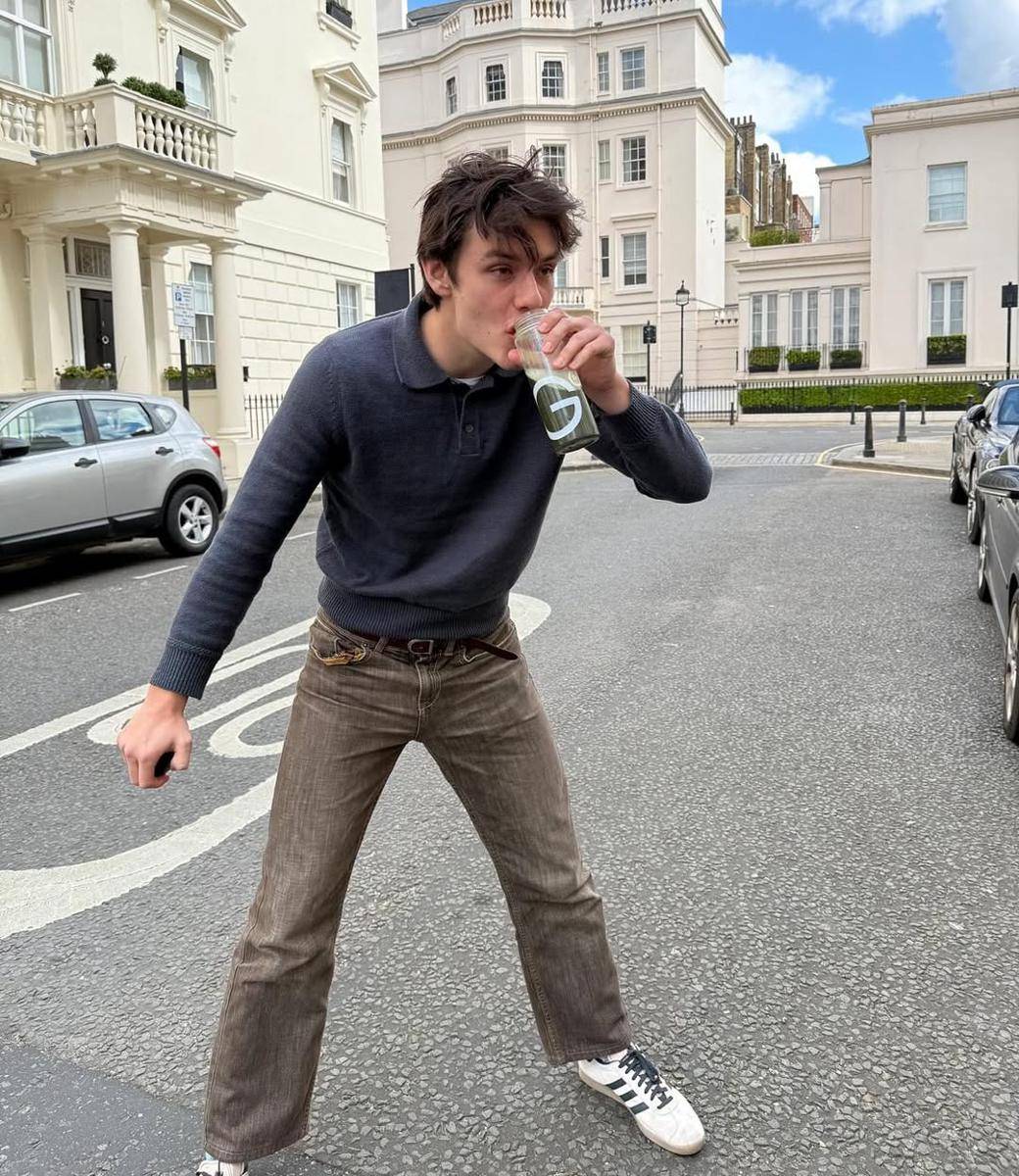 potret Louis Partridge (instagram.com/louispartridge_)