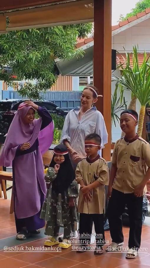 Enzy Storia 17-an Bersama Anak Panti Asuhan (Instagram.com/enzystoria)