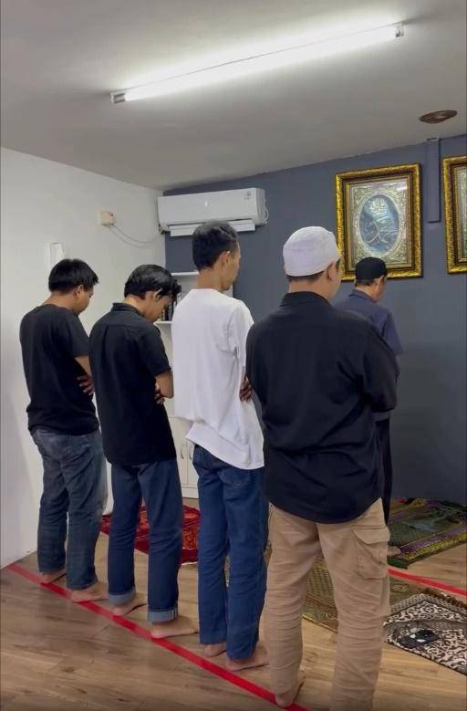 Zaskia Mecca hadiahkan umrah untuk satpam kantor