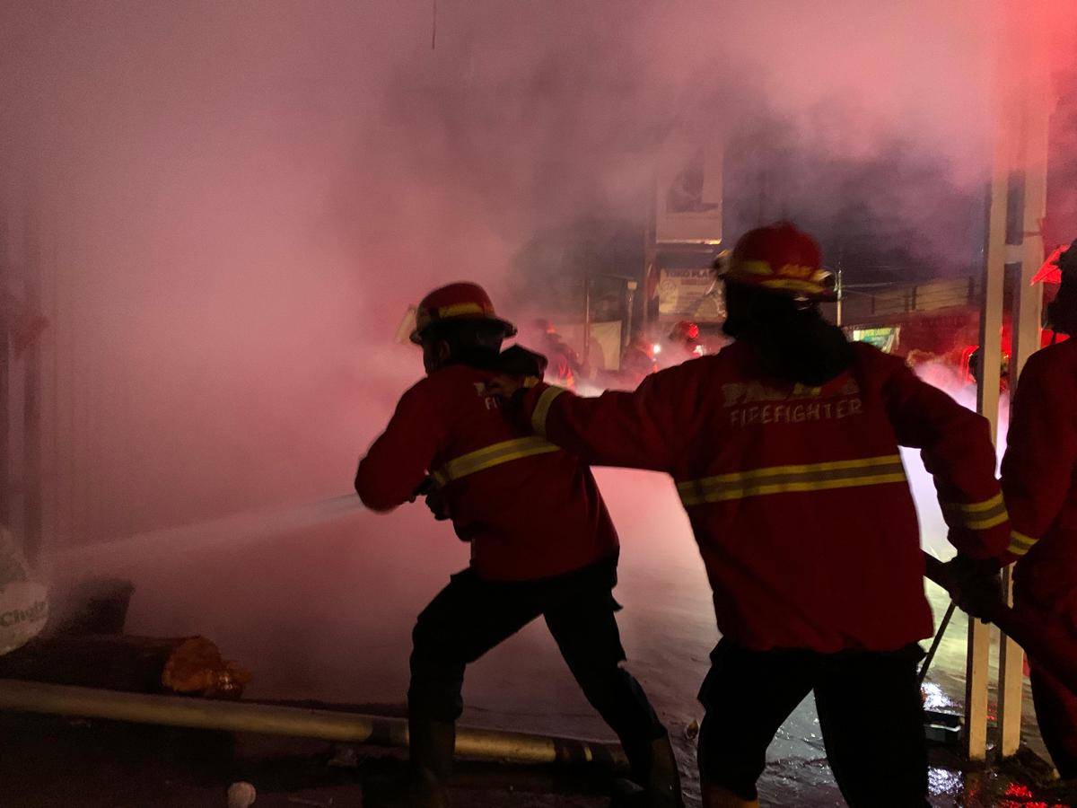 Tim Damkar Padang melakukan pemadaman (Foto: Damkar Padang)