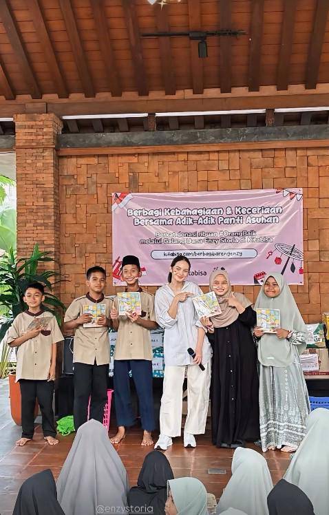 Enzy Storia 17-an Bersama Anak Panti Asuhan (Instagram.com/enzystoria)