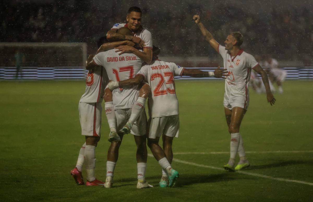 Pesepak bola Malut United Igor Inocencio (tengah) bersama rekan setimnya berselebrasi usai mencetak gol ke gawang Bali United pada pertandingan BRI Super League pekan kedua di Stadion Gelora Kie Raha Ternate, Maluku Utara, Jumat (15/8/2025). ANTARA FOTO/Andri Saputra/foc.