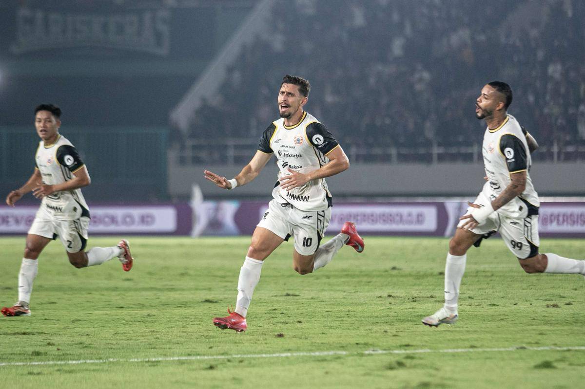 Pesepak bola Persija Jakarta Gustavo Franca (tengah) berselebrasi usai berhasil mencetak gol ke gawang Persis Solo pada pertandingan BRI Super League di Stadion Manahan, Solo, Jawa Tengah, Sabtu (16/8/2025). ANTARA FOTO/Mohammad Ayudha/foc.