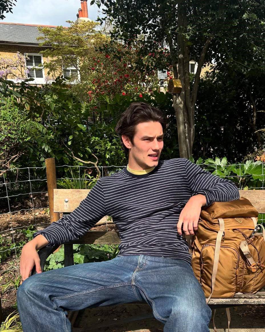 potret Louis Partridge (instagram.com/louispartridge_)