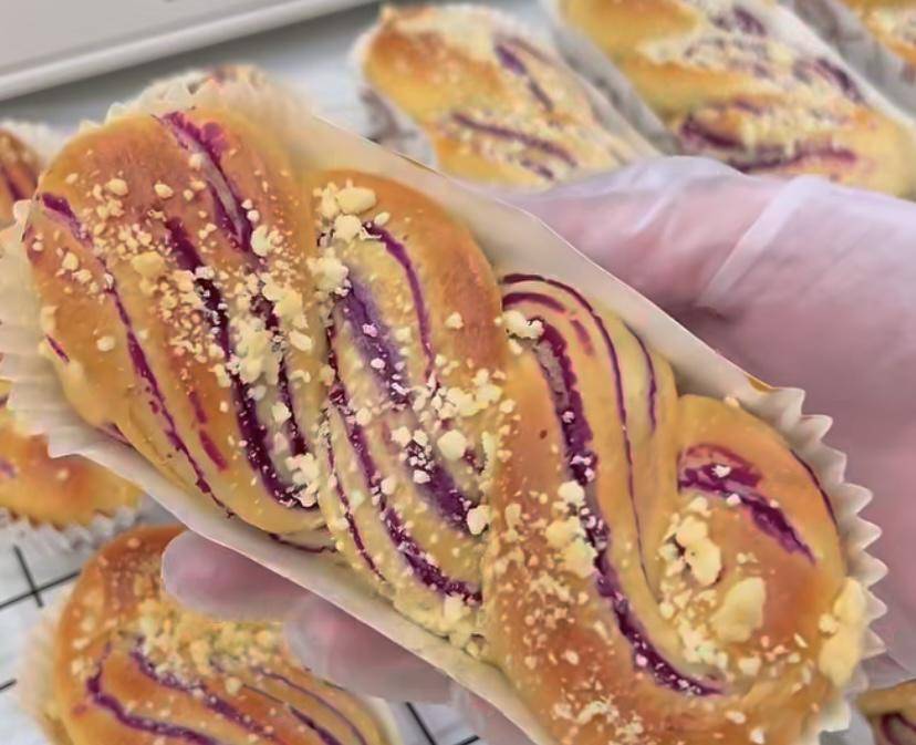 Roti manis ubi ungu (instagram.com/@meina83)