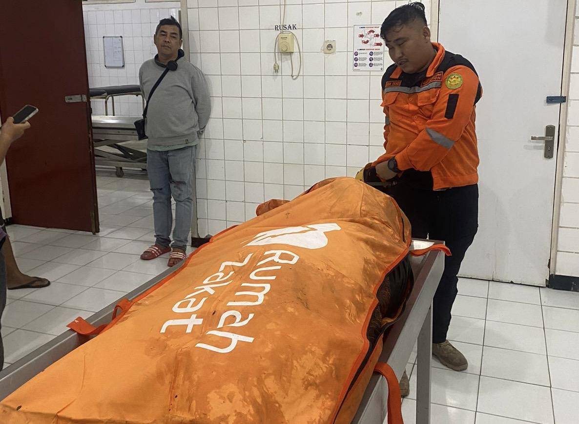 Korban sudah dimasukkan ke dalam kantong jenazah usai dievakuasi (Foto: Damkar Padang)