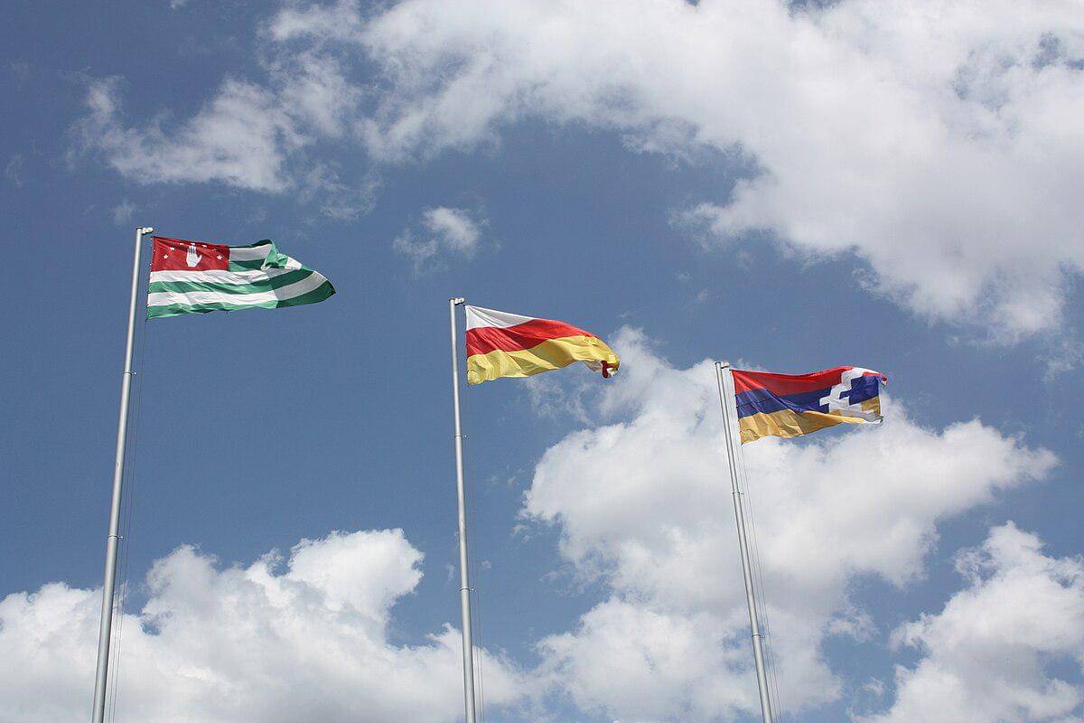 potret bendera Abkhazia, Ossetia Selatan, dan Artsakh (dari kiri ke kanan)