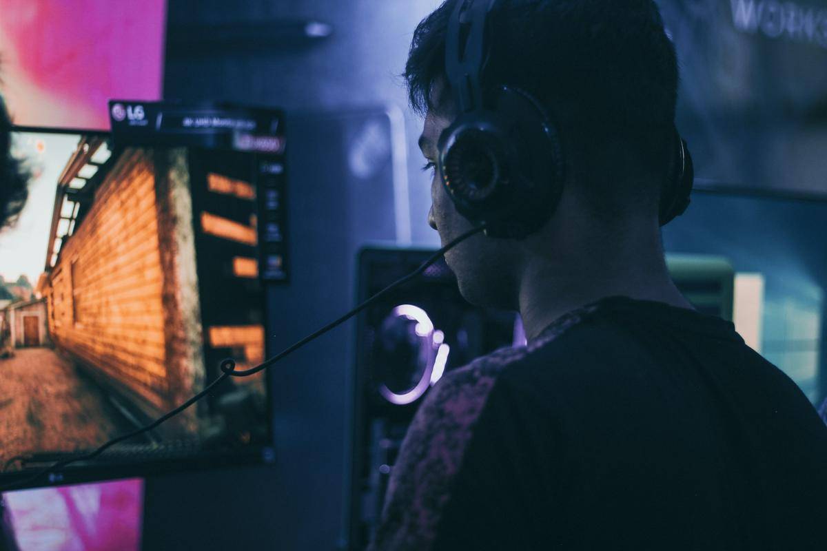 ilustrasi pria gamer (unsplash.com/frdx)