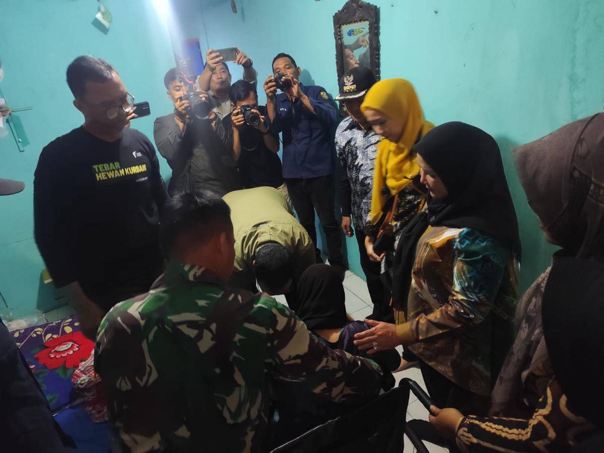 Walikota Bandar Lampung saat memberikan alat bantu kepada warga. (IDN Times/Muhaimin)