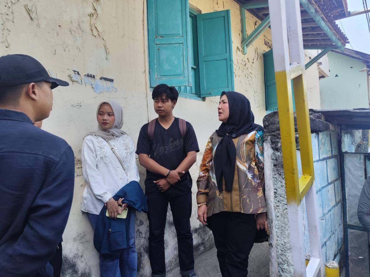 Walikota Bandar Lampung, Eva Dwiana saat melihat portal yang fingerprint. (IDN Times/Muhaimin)
