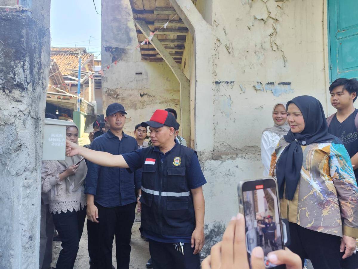 Walikota Bandar Lampung, Eva Dwiana saat melihat portal yang fingerprint. (IDN Times/Muhaimin)