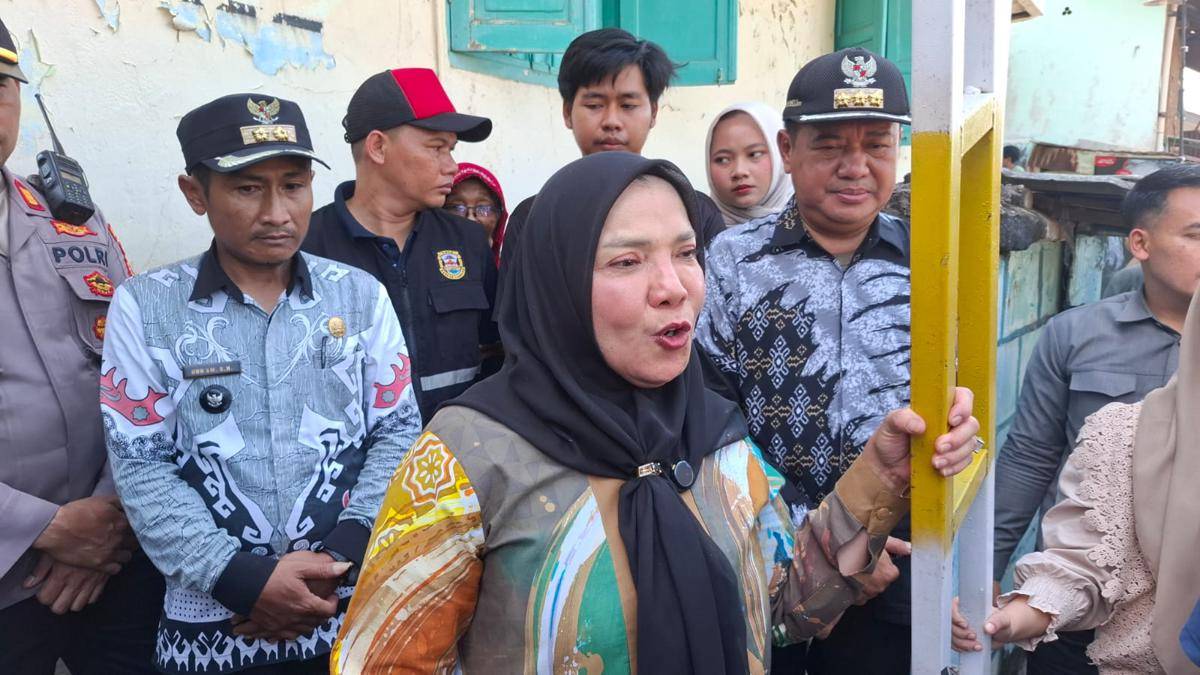 Walikota Bandar Lampung, Eva Dwiana saat melihat portal yang fingerprint. (IDN Times/Muhaimin)
