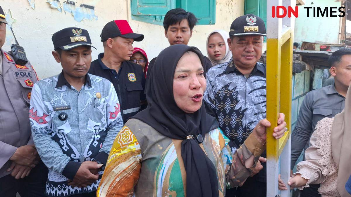 Walikota Bandar Lampung, Eva Dwiana saat melihat portal yang fingerprint. (IDN Times/Muhaimin)