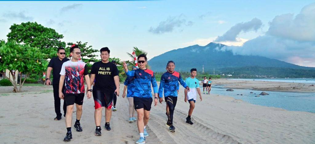 Bupati Lampung Selatan, Radityo Egi Pratama Lakukan Jogging di Kawasan Senaya Beach (Dok/Humas Pemkab Lampung Selatan)