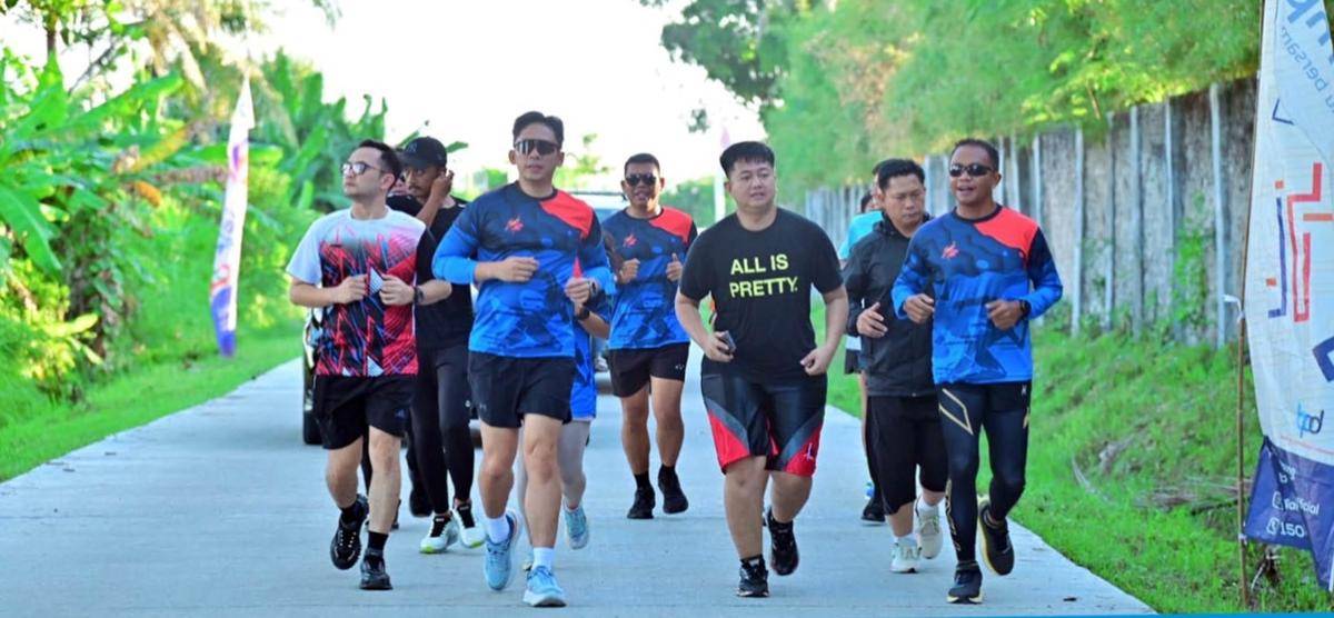 Bupati Lampung Selatan, Radityo Egi Pratama Lakukan Jogging di Kawasan Senaya Beach (Dok/Humas Pemkab Lampung Selatan)
