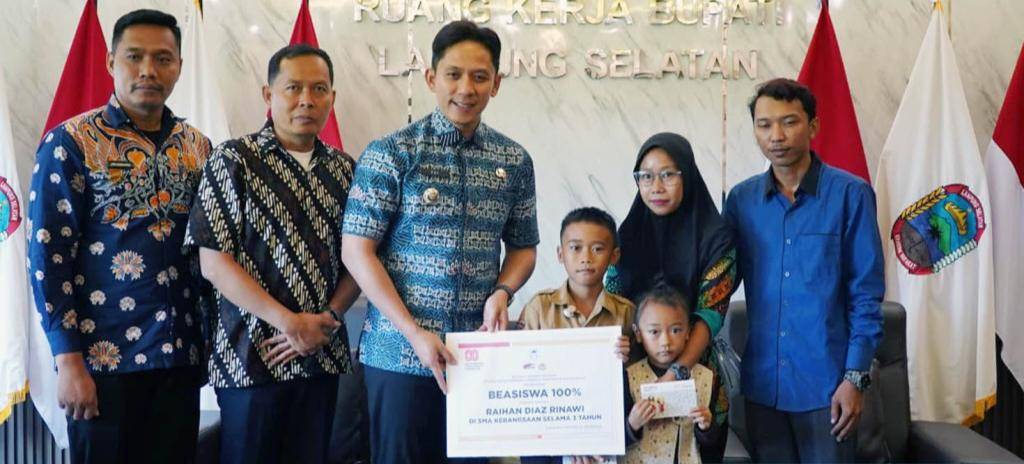 Bupati Lampung Selatan, Radityo Egi Pratama Berikan Beasiswa dan Hadiah Langsung Kepada Raihan, Siswa SDN 1 Way Muli, Kec. Rajabasa, Lampung Selatan (Dok/Humas Pemkab Lampung Selatan)