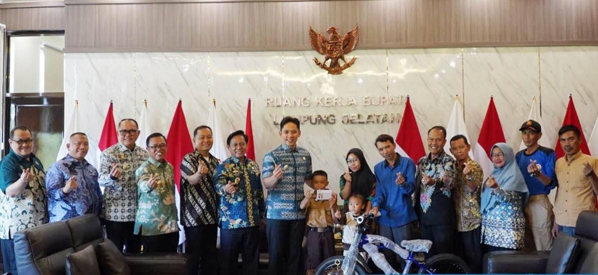 Bupati Lampung Selatan, Radityo Egi Pratama Berikan Beasiswa dan Hadiah Langsung Kepada Raihan, Siswa SDN 1 Way Muli, Kec. Rajabasa, Lampung Selatan (Dok/Humas Pemkab Lampung Selatan)