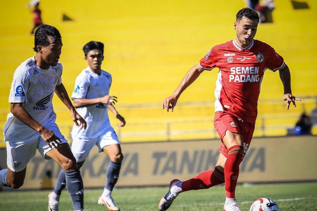Aksi pemain Semen Padang yakni Pedro Matos (kanan) dalam laga pekan ketiga BRI Super League 2025/2026 melawan Semen Padang di Stadion H. Agus Salim Padang pada 22 Agustus 2025. (Instagram.com/semenpadangfcid)