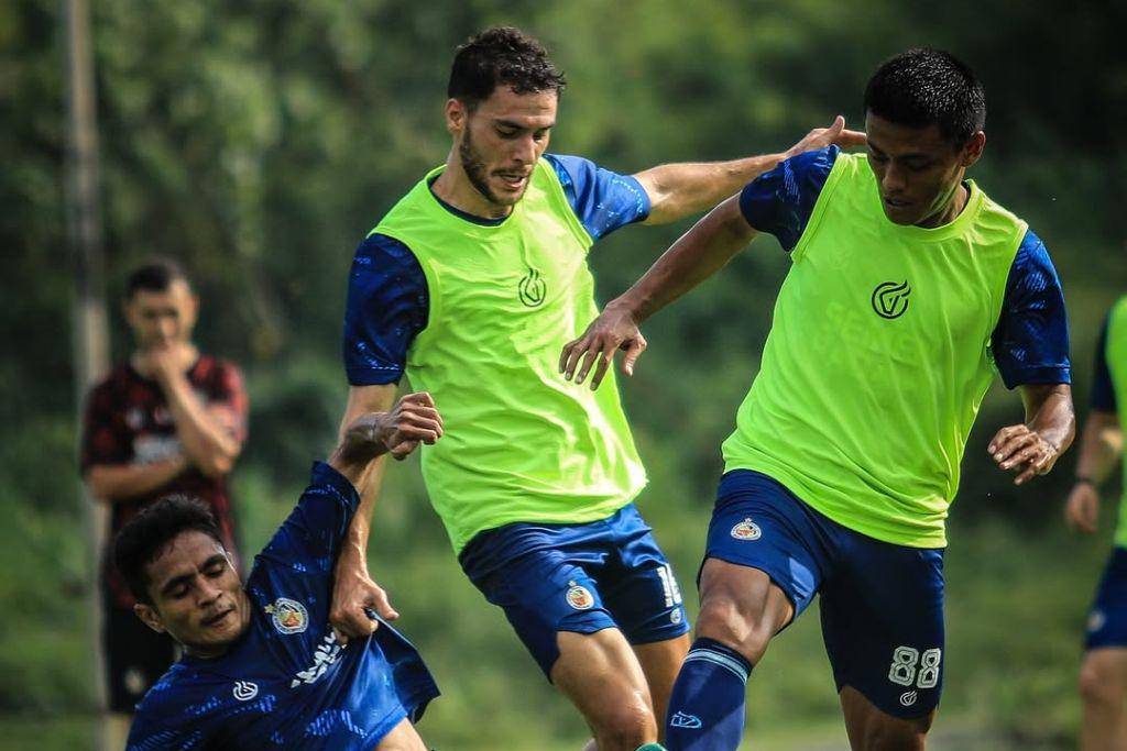 Pemain Semen Padang, Pedro Matos, dalam sesi latihan di Lapangan Kompleks PT Semen Padang Indarung pada 29 Juli 2025. (Instagram.com/semenpadangfcid)