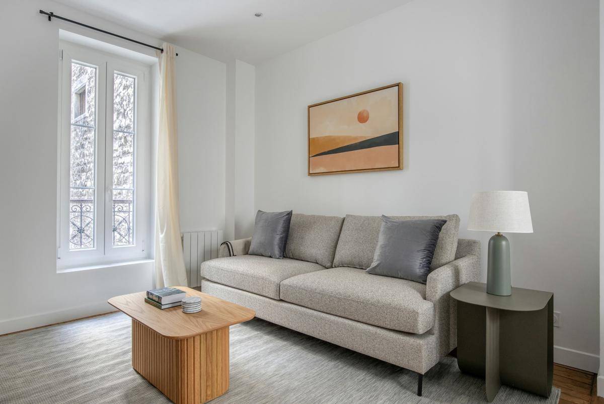 ilustrasi sofa abu-abu 