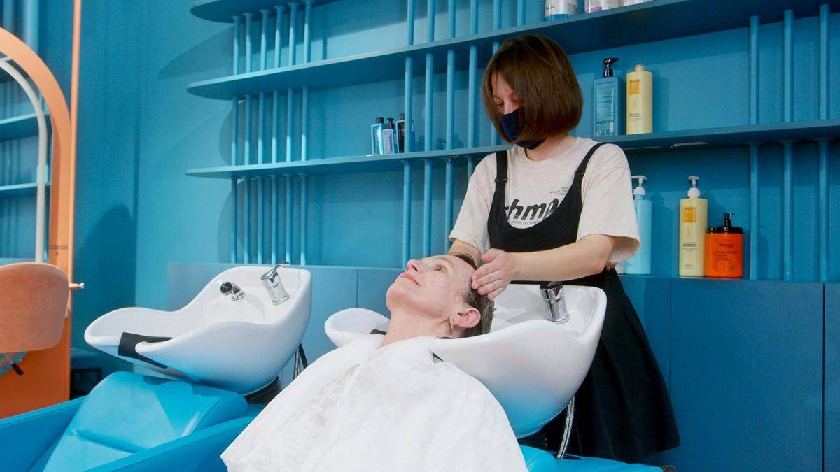 ilustrasi melakukan perawatan rambut di salon (pexels.com/Artem Podrez)