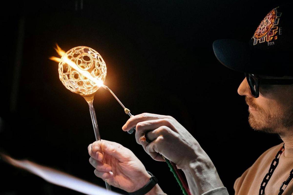 ilustrasi membuat hiasan dari kaca (pexels.com/cottonbro studio)