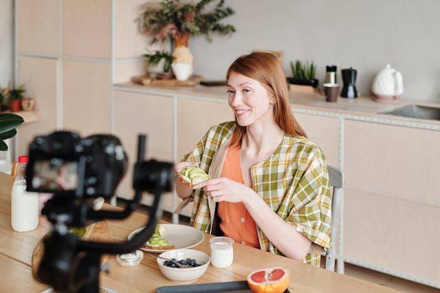 ilustrasi food vlogger