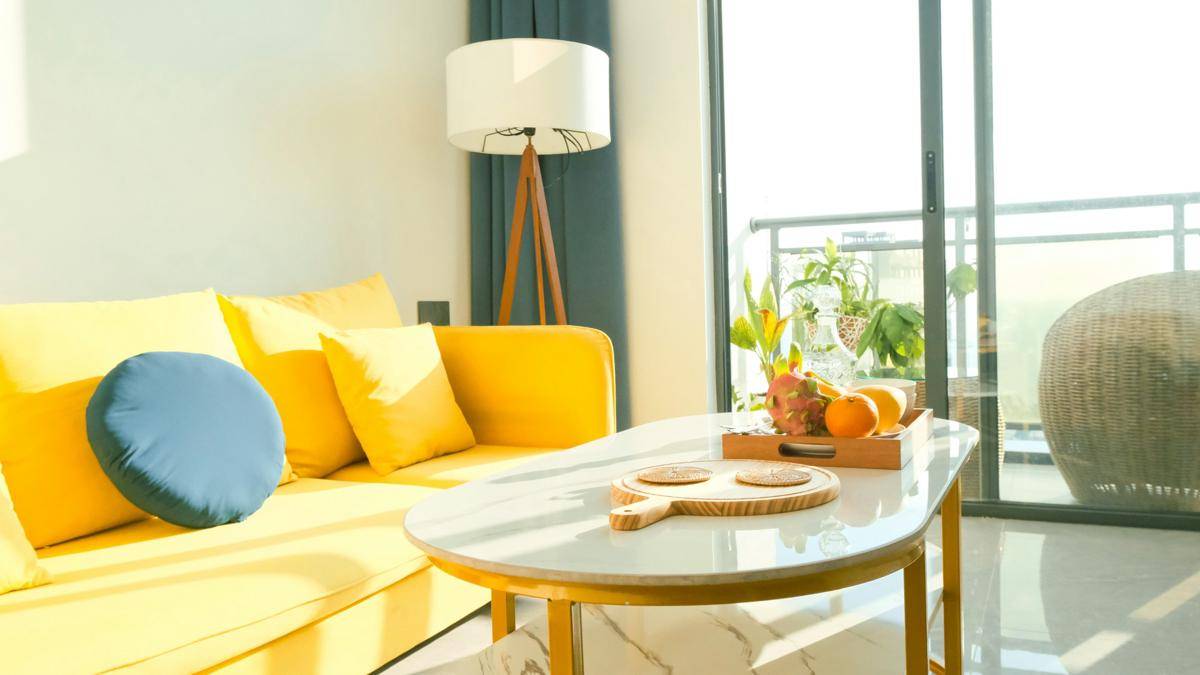ilustrasi sofa kuning 